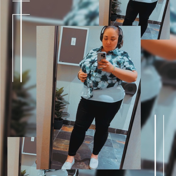 Like this flyer to be notified when I’m Live! 🥳 - Picture 4 of 4